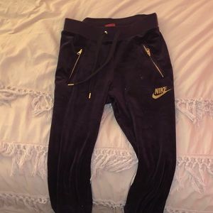 (Never worn) Nike velvet sweatpants